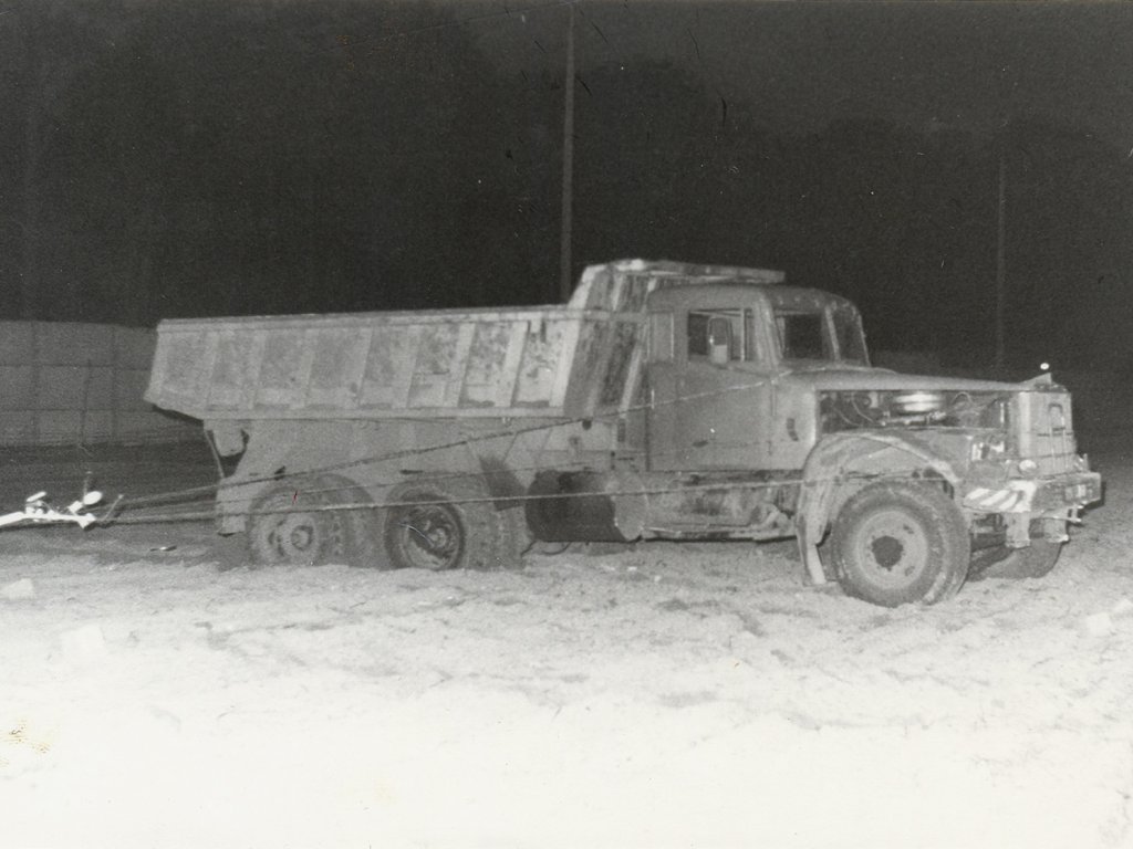 Der LKW sollte den 21-jährigen Gießwagenvorbereiter durch die Sperranlagen in Glienicke in den Westen bringen. Der Versuch scheitert, als der LKW sich im Sand festfährt, 26. April 1989