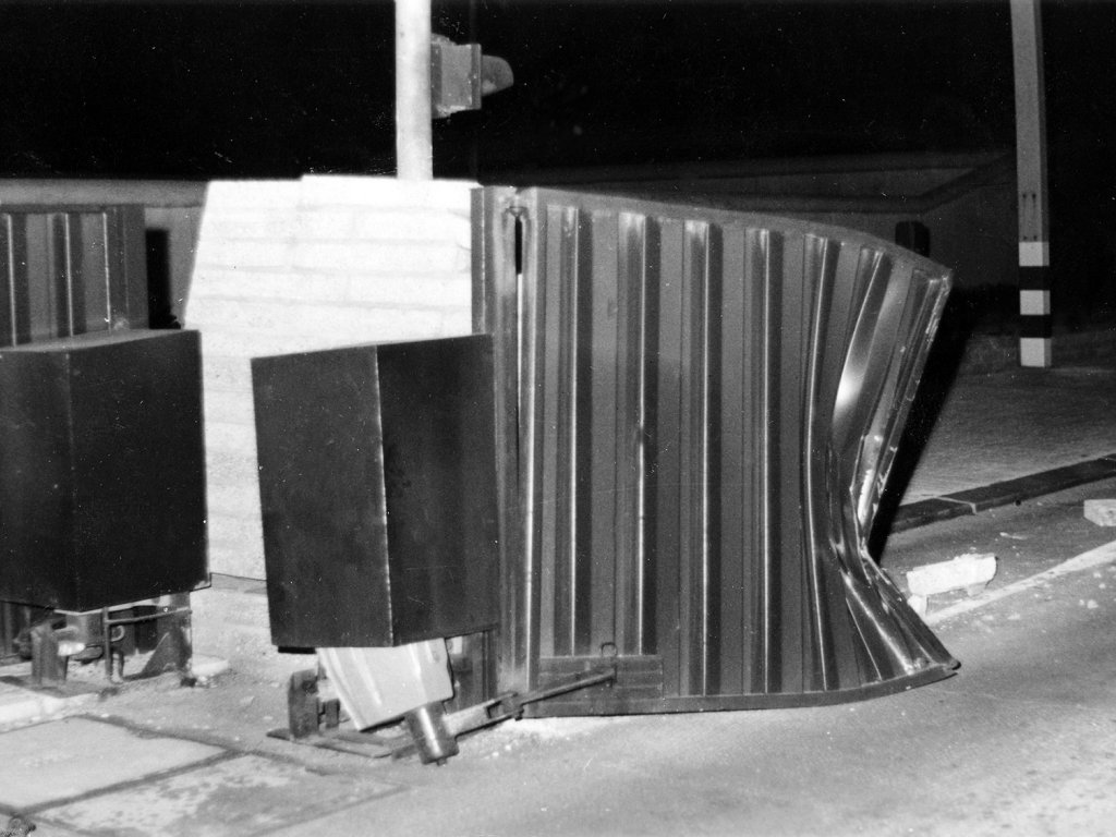 Das letzte Hindernis niedergewalzt: Gelungene Flucht mit einem LKW am Grenzübergang „Checkpoint Charlie“, 29. August 1986