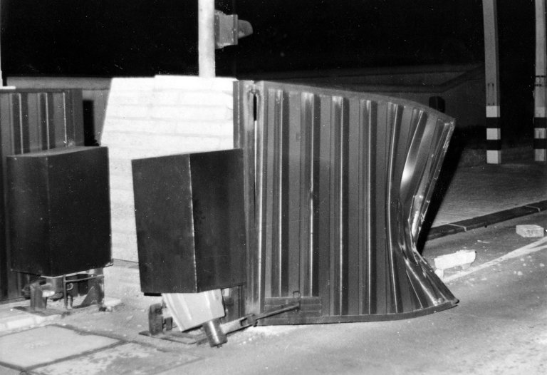 Das letzte Hindernis niedergewalzt: Gelungene Flucht mit einem LKW am Grenzübergang „Checkpoint Charlie“, 29. August 1986