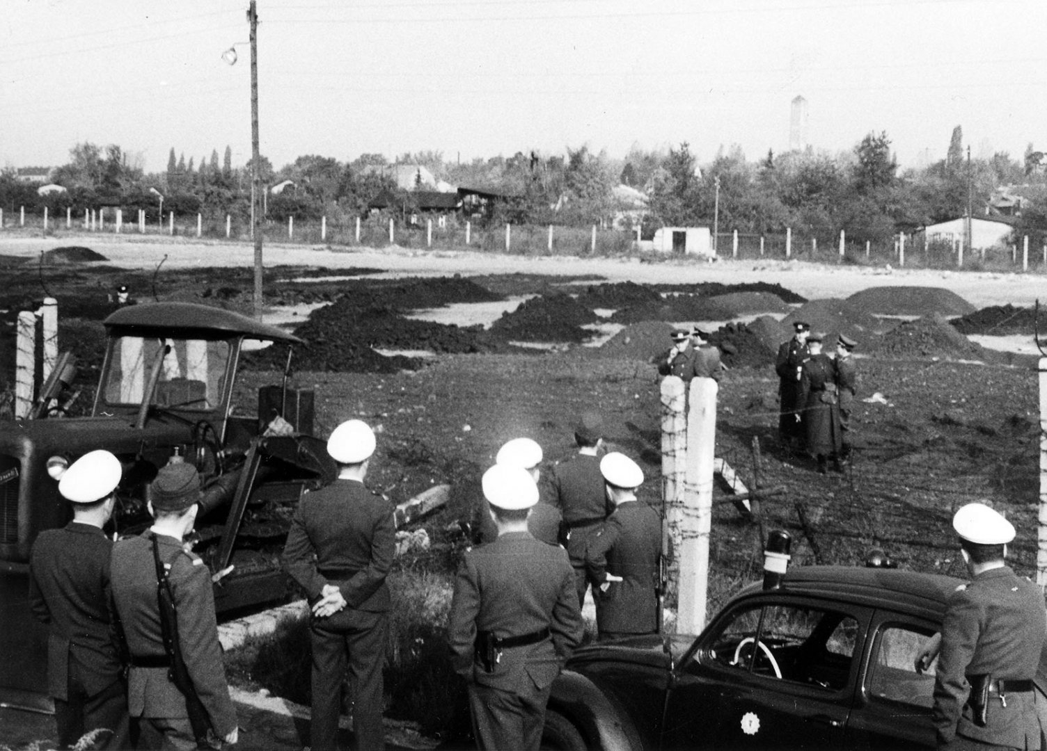 Flucht eines DDR-Grenzpolizisten mit einem Raupenschlepper, 18. Oktober ...