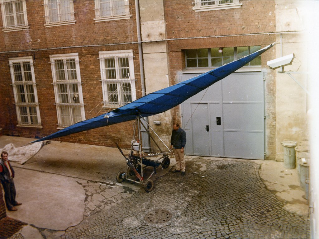 Frisierter Trabantmotor mit 60 PS Leistung - auf dem Hof des Potsdamer Stasi-Untersuchungsgefängnisses wird der Fluggleiter zusammengebaut und als „Beweismittel“ fotografiert: Gescheiterte Flucht mit einem Drachen-Fluggleiter in der Nähe von Potsdam, 20.