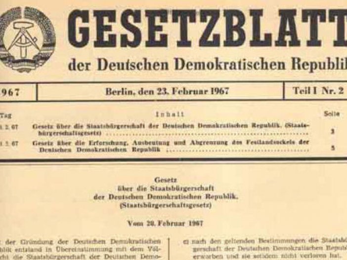 Erste Seite des Gesetzblattes auf gelblichem Papier mit dem DDR-Staatsemblem in der linken oberen Ecke.