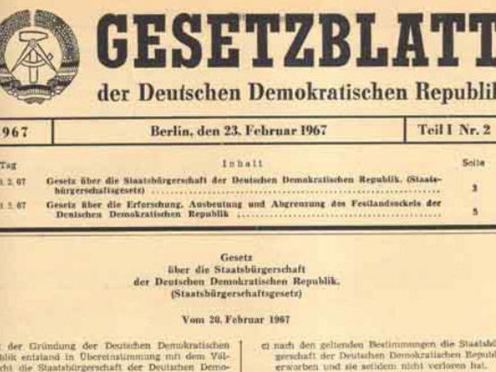 Erste Seite des Gesetzblattes auf gelblichem Papier mit dem DDR-Staatsemblem in der linken oberen Ecke.