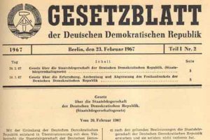 Erste Seite des Gesetzblattes auf gelblichem Papier mit dem DDR-Staatsemblem in der linken oberen Ecke.