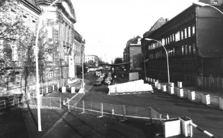 Blick auf den Grenzübergang Invalidenstraße (Richtung Osten)