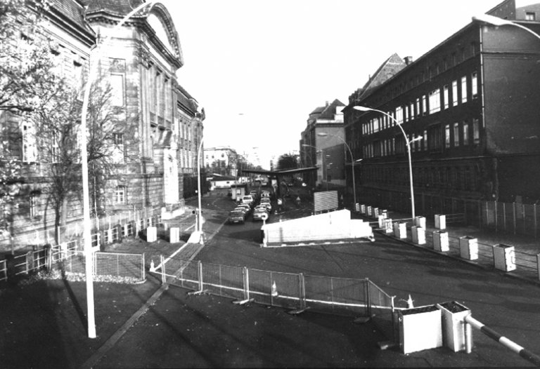 Blick auf den Grenzübergang Invalidenstraße (Richtung Osten)