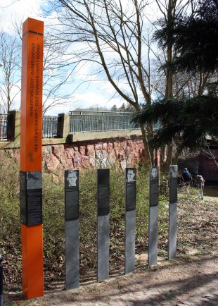 Günter Wiedenhöft: Erinnerungsstele an der Lankestraße am Fuß der Brücke nach Klein Glienicke über den Teltowkanal