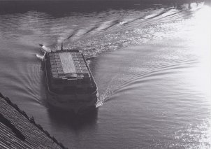 Behind the jetty of the Osthafen (East Harbour) inland port, the ship turns abruptly and makes for the bank on the West Berlin side at full throttle – all the escapees jump to shore uninjured. A successful escape  on the passenger ship "Friedrich Wolf", 8 June 1962. (Photo: Polizeihistorische Sammlung des Polizeipräsidenten in Berlin)