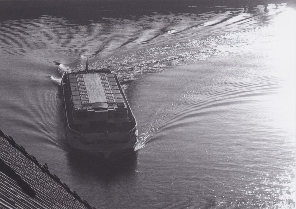 Behind the jetty of the Osthafen (East Harbour) inland port, the ship turns abruptly and makes for the bank on the West Berlin side at full throttle &ndash; all the escapees jump to shore uninjured. A successful escape  on the passenger ship "Friedrich Wolf", 8 June 1962. (Photo: Polizeihistorische Sammlung des Polizeipr&auml;sidenten in Berlin)