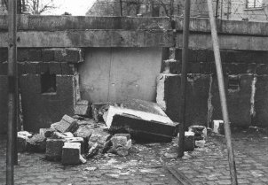 ENGLISH: Flucht mit dem Panzer: Das Loch in der Mauer am Tag danach, 18. April 1963