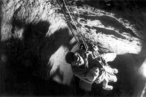 Transporting refugees from a depth of twelve meters to the surface: The “Tunnel 57”, October 3-4, 1964
