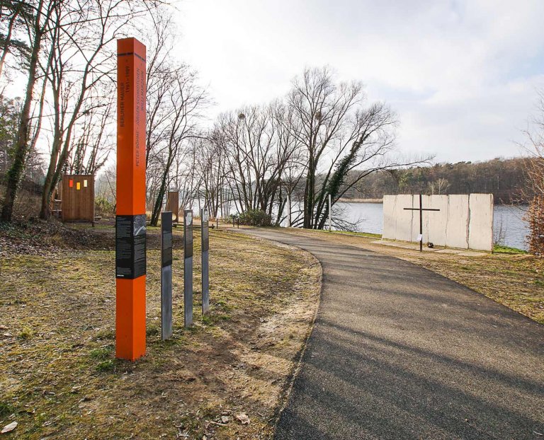 Peter Böhme: Commemorative Column near the Wall Monument on Späthstraße at the bank of the Griebnitz Lake Peter Böhme: Commemorative Column near the Wall Monument on Späthstraße at the bank of the Griebnitz Lake