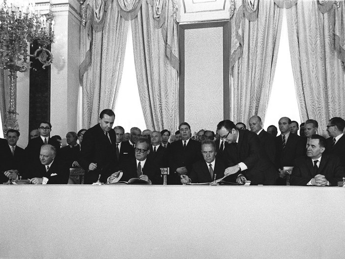 Bundeskanzler Willy BRANDT (BRD, 2.v.l.sitzend) und der sowjetische Ministerpraesident Alexej (Alexei) KOSSYGIN (UdSSR, 2.v.r.sitzend) unterzeichnen den Moskauer Vertrag ueber Gewaltverzicht und Zusammenarbeit zwischen der Sowjetunion und der Bundesrepublik Deutschland im Katharinensaal des Kreml s; rechts vorne: UdSSR-Aussenminister Andrej (Andrei) GROMYKO, links vorne: BRD-Aussenminister Walter SCHEEL, in der Mitte stehend Leonid BRESCHNEW (UdSSR), Generalsekretaer des ZK der KPdSU (Parteichef)