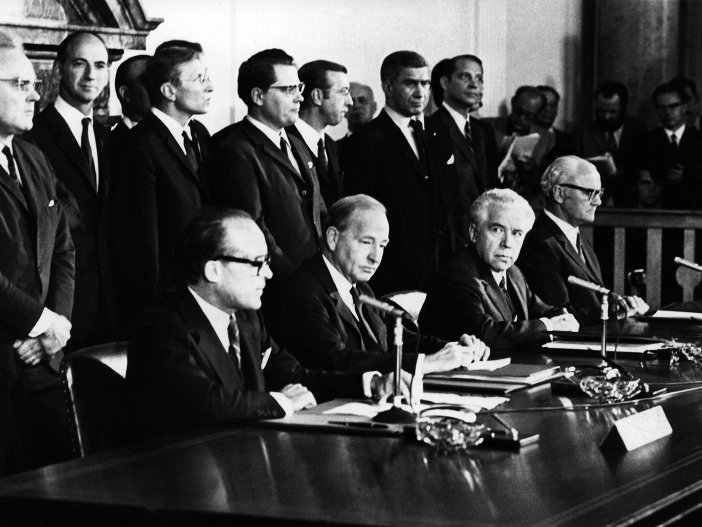 Die Botschafter der Besatzungsmächte Frankreich, USA, Großbritannien und Sowjetunion kurz vor der Unterzeichnung des Viermächteabkommens in Berlin-Schöneberg am 3. September 1971