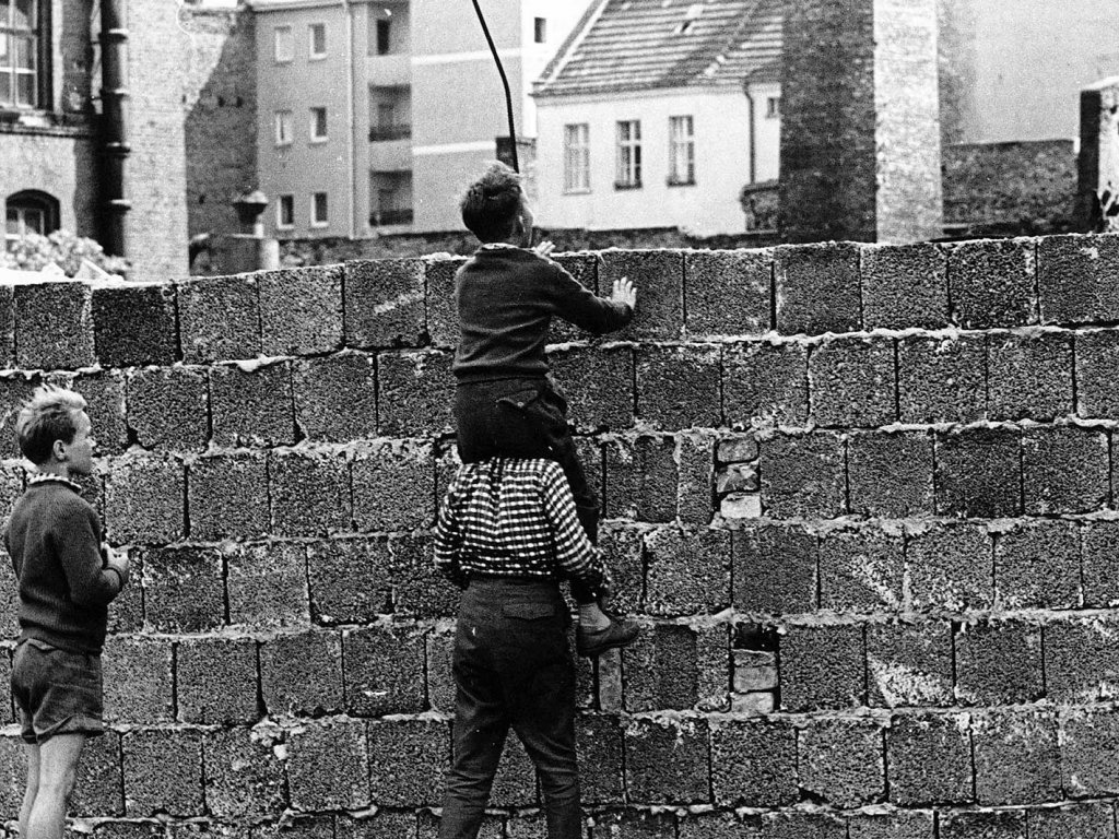 Kinder versuchen in der Liesenstraße in Berlin-Wedding, einen Blick nach Ost-Berlin zu werfen, 23. August 1961