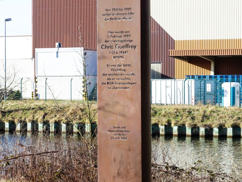 Gedenksäule für Chris Gueffroy, der bei einem Fluchtversuch am 5. Februar 1989 am Britzer Zweigkanal in Berlin-Treptow erschossen wurde (2); Aufnahme 2015