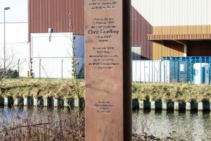 Gedenksäule für Chris Gueffroy, der bei einem Fluchtversuch am 5. Februar 1989 am Britzer Zweigkanal in Berlin-Treptow erschossen wurde (2); Aufnahme 2015