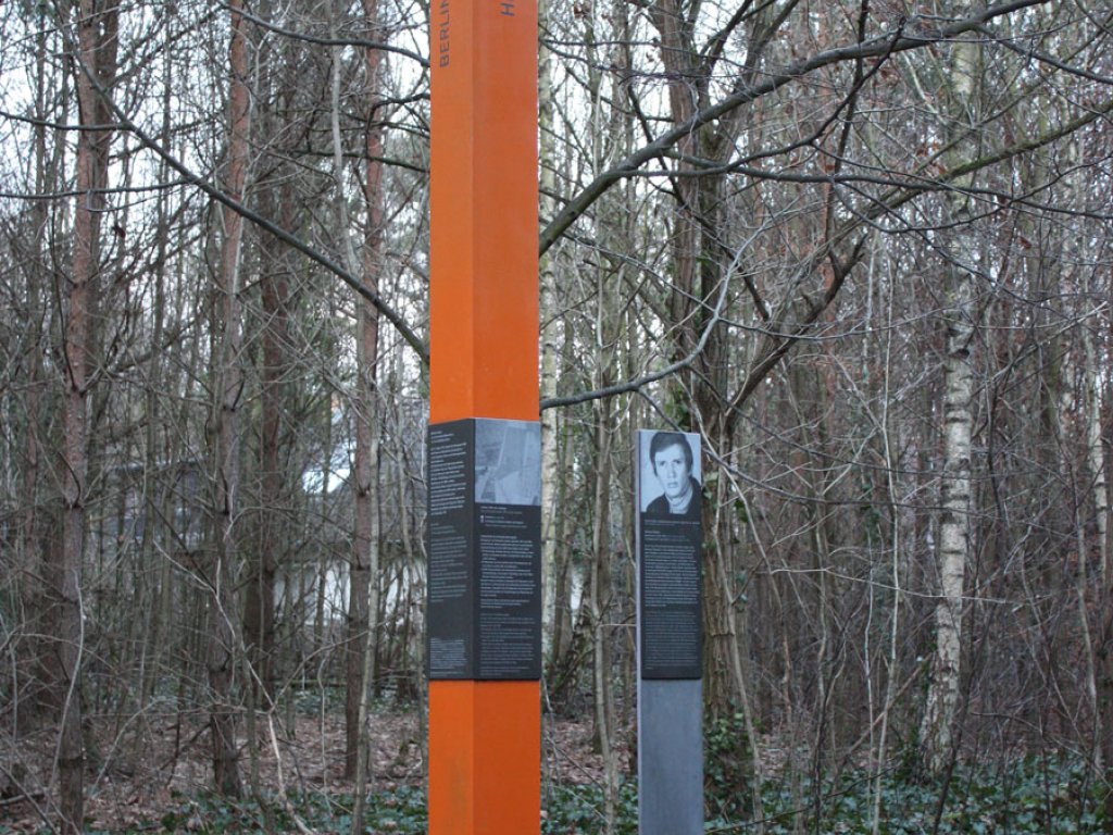 Gedenkstele für Herbert Kiebler, der am 27. Juni 1975 bei einem Fluchtversuch erschossen wurde, westlich des Kirchhainer Damms zwischen Mahlow-Waldblick und Berlin-Lichtenrade; Aufnahme 2015