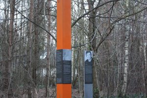 Gedenkstele für Herbert Kiebler, der am 27. Juni 1975 bei einem Fluchtversuch erschossen wurde, westlich des Kirchhainer Damms zwischen Mahlow-Waldblick und Berlin-Lichtenrade; Aufnahme 2015