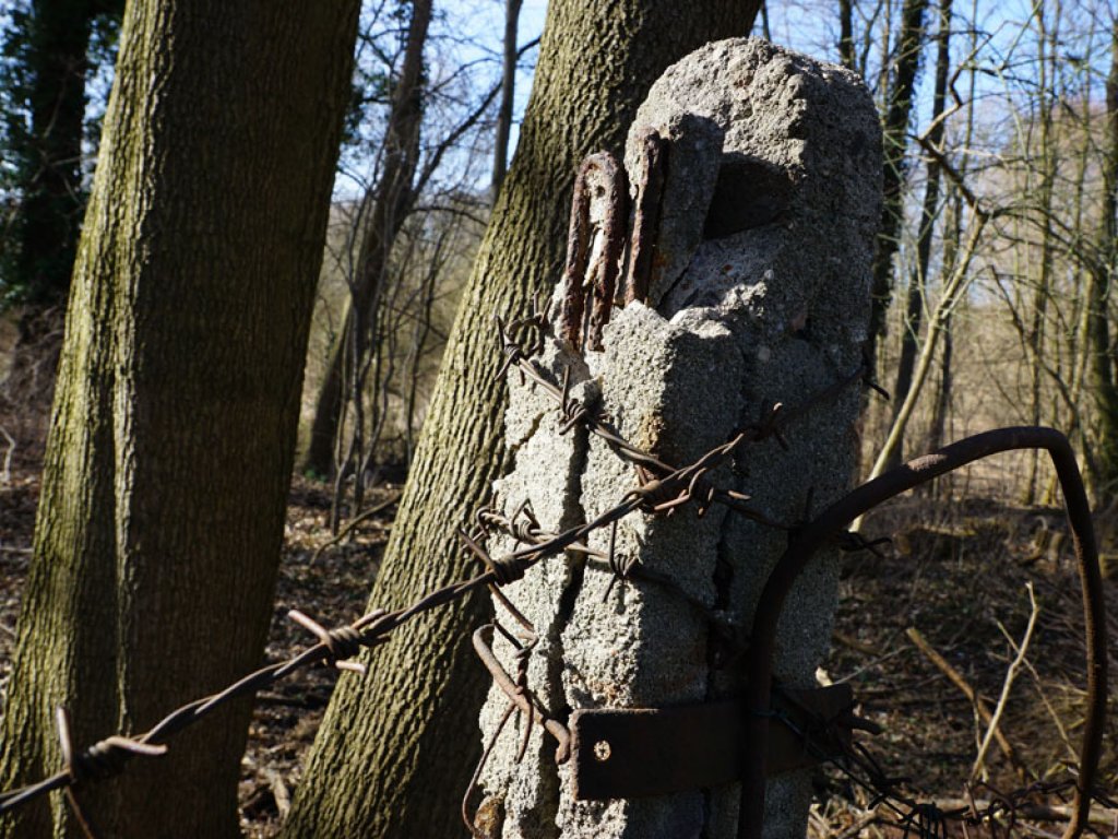 Betonpfosten des Einfahrtstores zum Todesstreifen der DDR-Grenzanlagen in Teltow-Seehof; Aufnahme 2015