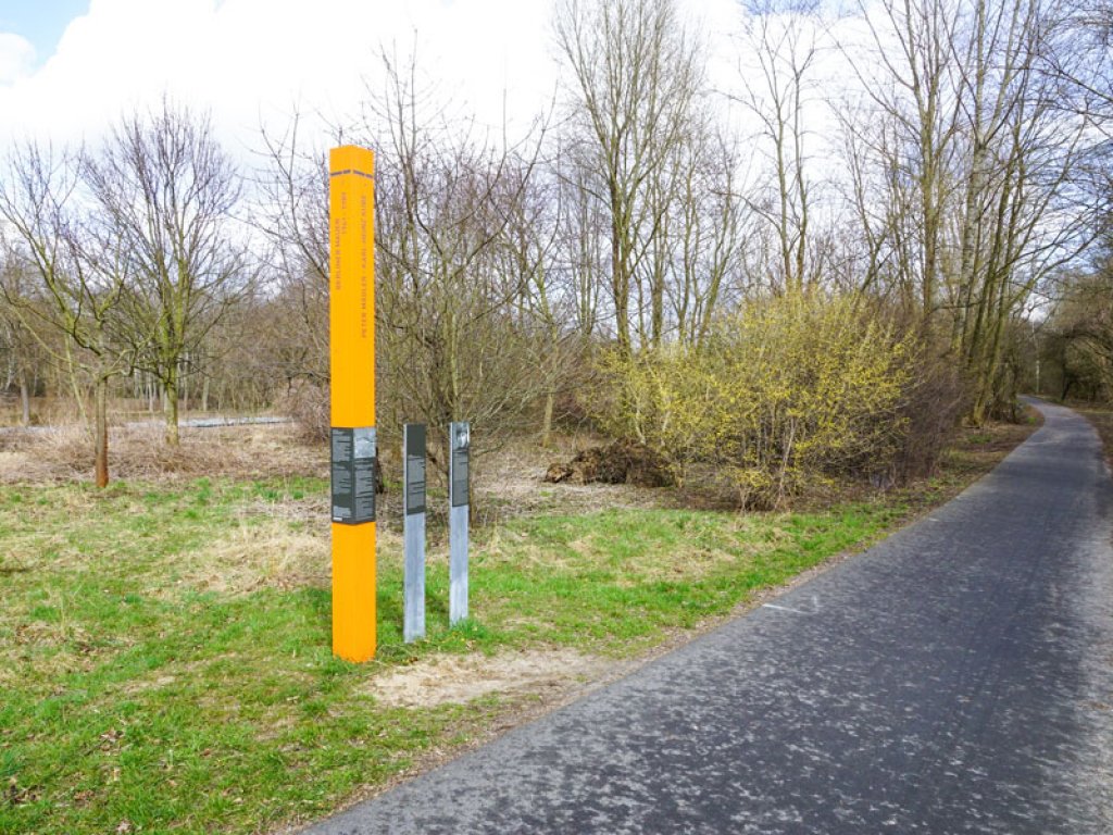 Gedenkstelen für Karl-Heinz Kube, der am 16. Dezember 1966 bei einem Fluchtversuch erschossen wurde, und Peter Mädler, der am 26. April 1963 bei einem Fluchtversuch erschossen wurde, am Ufer des Teltowkanals nahe der Knesebeckbrücke, die Teltow mit Berlin-Zehlendorf verbindet; Aufnahme 2015