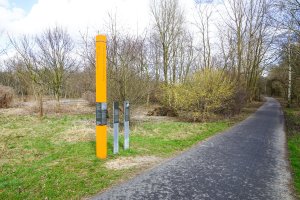 Gedenkstelen für Karl-Heinz Kube, der am 16. Dezember 1966 bei einem Fluchtversuch erschossen wurde, und Peter Mädler, der am 26. April 1963 bei einem Fluchtversuch erschossen wurde, am Ufer des Teltowkanals nahe der Knesebeckbrücke, die Teltow mit Berlin-Zehlendorf verbindet; Aufnahme 2015