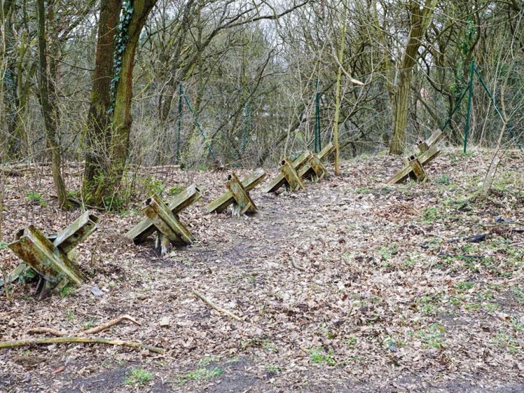 Panzersperren am ehemaligen NVA-Truppenübungsplatz in Stahnsdorf, wie sie vom Herbst 1961 bis 1989 auch an verschiedenen Stellen der Berliner Mauer eingesetzt wurden (1); Aufnahme 2015