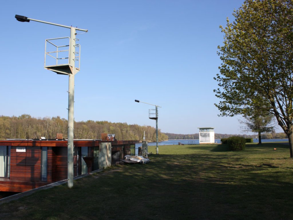 Lampen der Grenzsicherung am DDR-Wasser-Grenzübergang Nedlitz in Potsdam; Aufnahme 2015