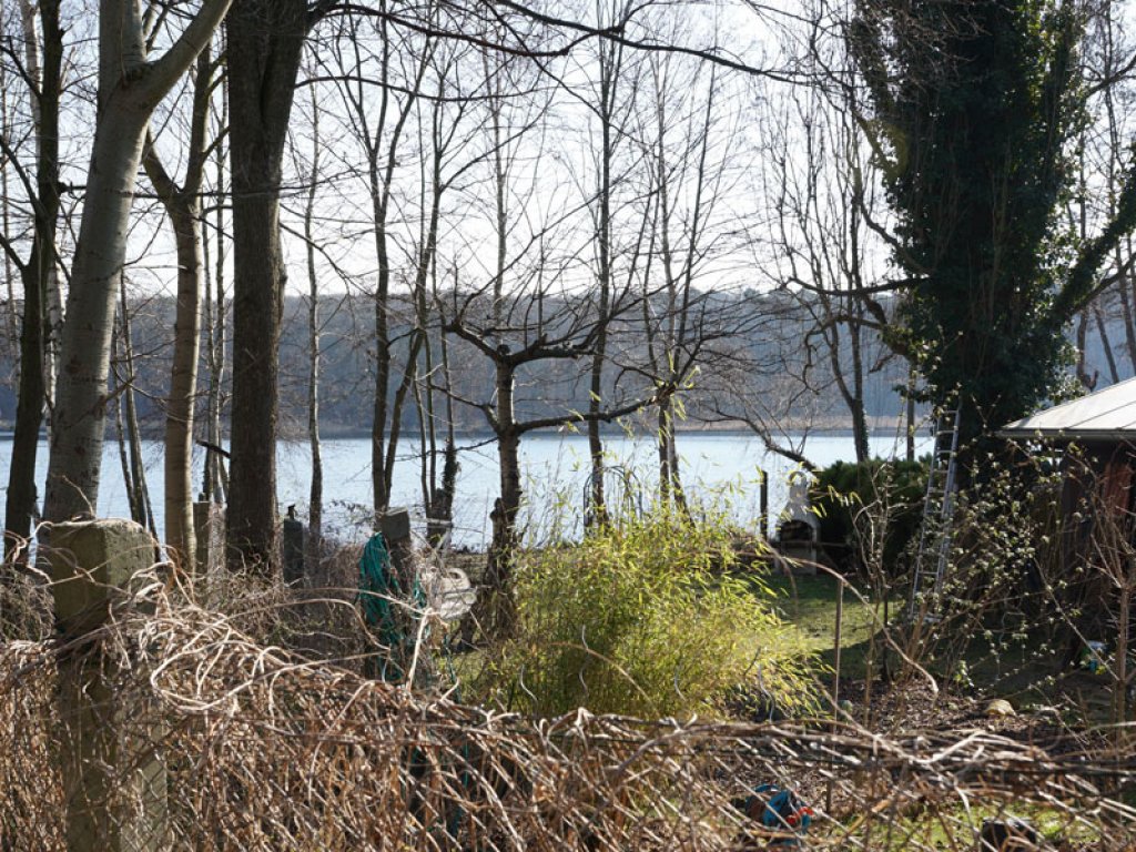 Betonpfostenreihen von Sicherungszäunen der DDR-Grenzanlagen auf der Halbinsel Meedehorn bei Sacrow (1); Aufnahme 2015 Betonpfostenreihen von Sicherungszäunen der DDR-Grenzanlagen auf der Halbinsel Meedehorn bei Sacrow (1); Aufnahme 2015