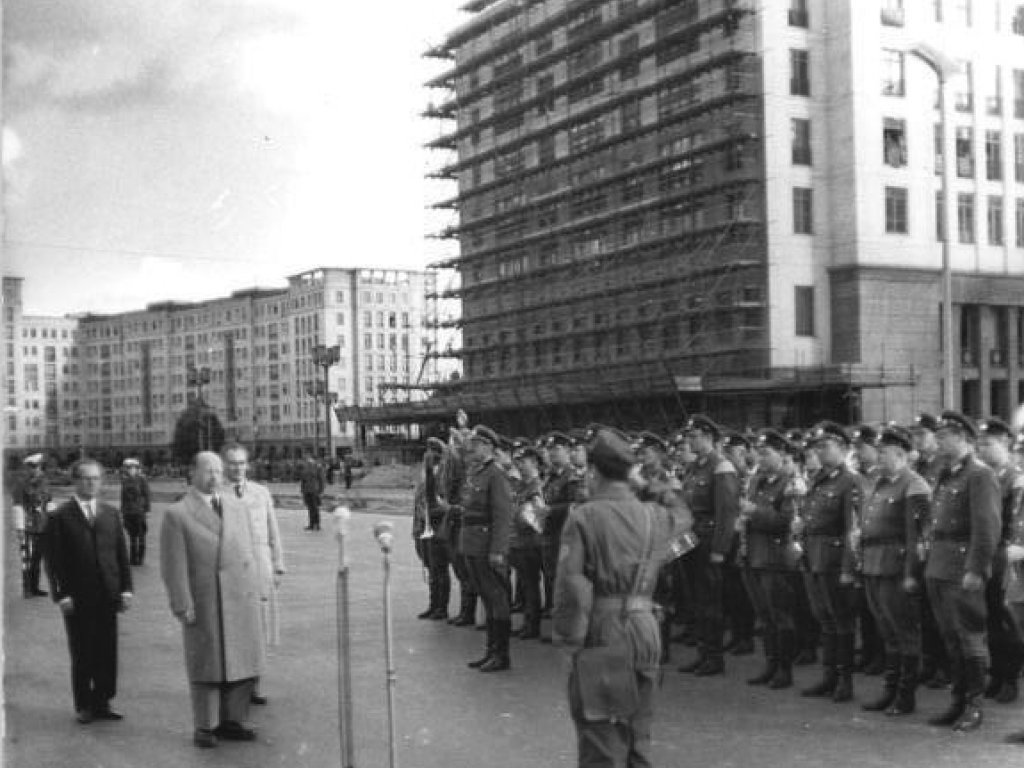 Appell der Berliner Kampfgruppen (v. l. n. r: Erich Honecker, Walter Ulbricht und Paul Verner); Aufnahme 23. August 1961