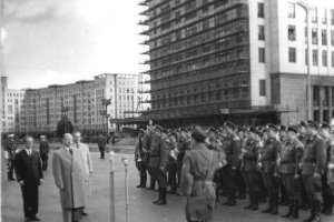 Appell der Berliner Kampfgruppen (v. l. n. r: Erich Honecker, Walter Ulbricht und Paul Verner); Aufnahme 23. August 1961