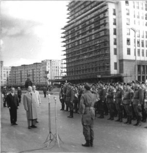 Appell der Berliner Kampfgruppen (v. l. n. r: Erich Honecker, Walter Ulbricht und Paul Verner); Aufnahme 23. August 1961
