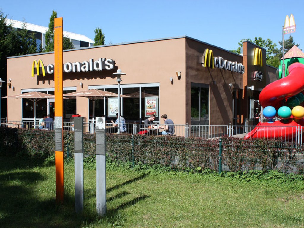 Gedenkstele für Friedhelm Ehrlich, am 2. August 1970 im Grenzgebiet angeschossen und verblutet, und für Michael Bittner, am 24. November 1986 auf der Flucht erschossen, in der Oranienburger Chaussee in Glienicke Nordbahn; Aufnahme 2015