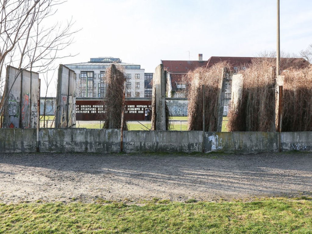 Reste der Hinterlandsicherungsmauer und abgestellte Segmente der "Grenzmauer 75" auf dem Gedenkstättenareal an der Bernauer Straße; Aufnahme 2015