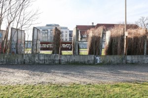 Reste der Hinterlandsicherungsmauer und abgestellte Segmente der "Grenzmauer 75" auf dem Gedenkstättenareal an der Bernauer Straße; Aufnahme 2015