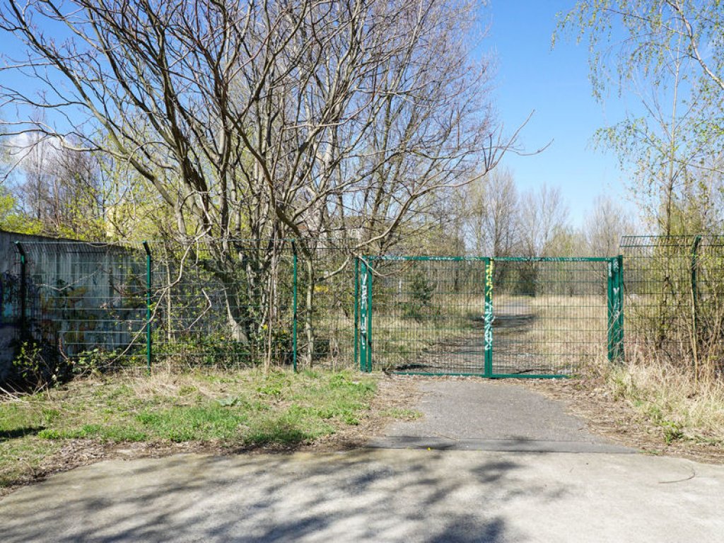 Kolonnenweg und Hinterlandsicherungsmauer im Park am Nordbahnhof an der Schwartzkopff-/Ecke Caroline-Michaelis-Straße (2); Aufnahme 2015 Kolonnenweg und Hinterlandsicherungsmauer im Park am Nordbahnhof an der Schwartzkopff-/Ecke Caroline-Michaelis-Straße (2); Aufnahme 2015