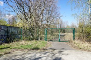 Kolonnenweg und Hinterlandsicherungsmauer im Park am Nordbahnhof an der Schwartzkopff-/Ecke Caroline-Michaelis-Straße (2); Aufnahme 2015