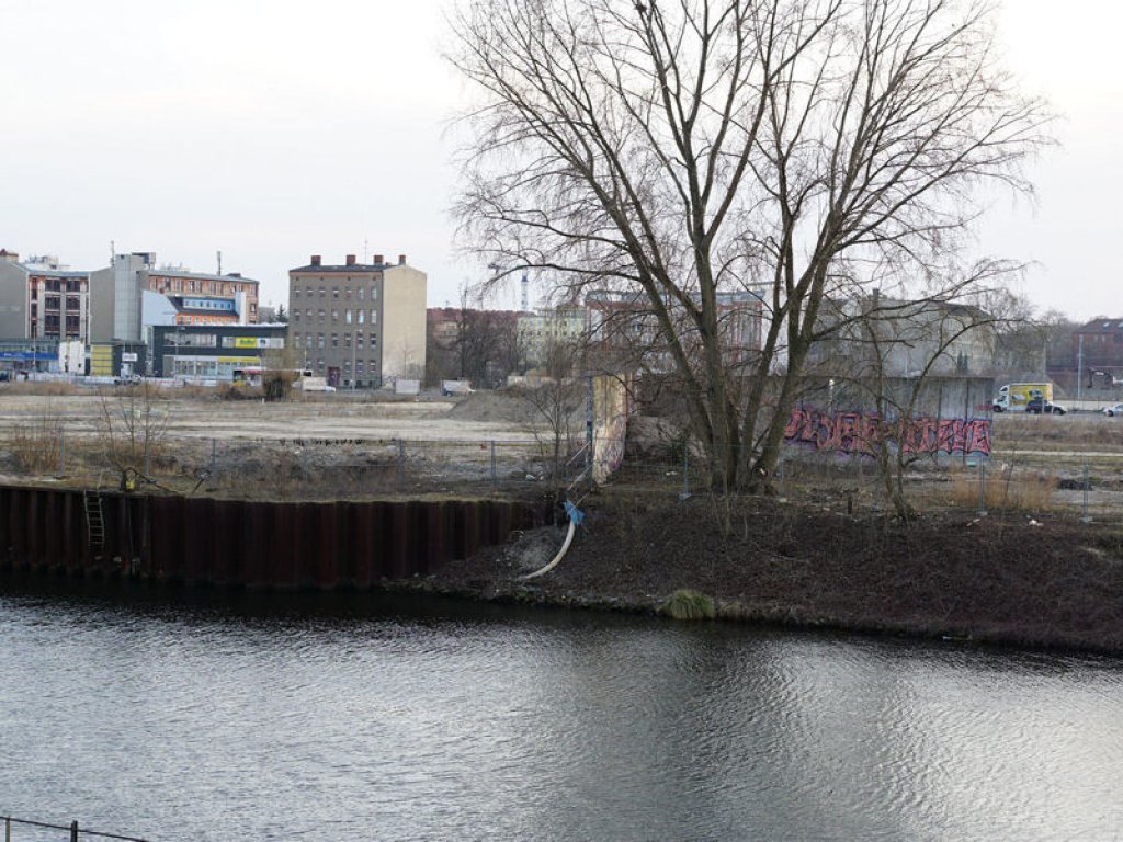 Mauersegmente ("Grenzmauer 75") gegenüber dem Invalidenfriedhof auf der Westseite des Spandauer Schifffahrtskanals; Aufnahme 2015