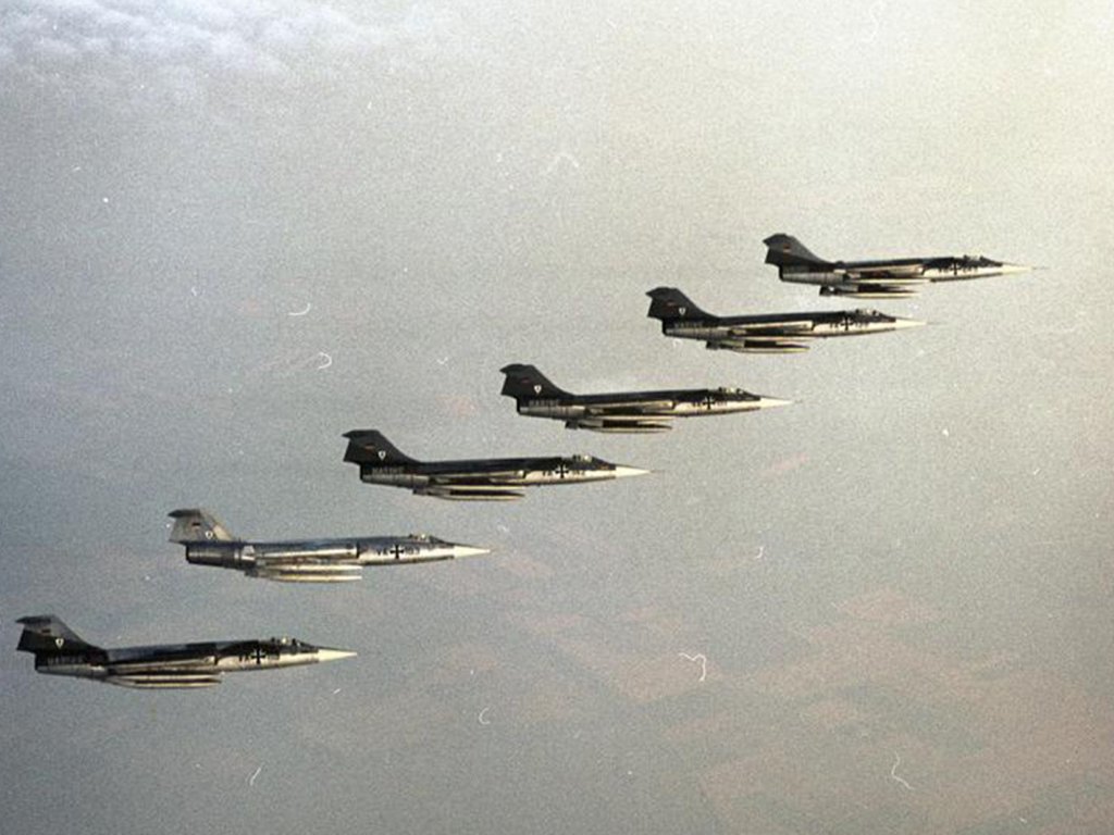 Der Starfighter F-104 G wird aufgrund der zahlreichen Abstürze auch "Witwenmacher" und "fliegender Sarg" genannt; Aufnahme Juni 1965