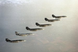 Der Starfighter F-104 G wird aufgrund der zahlreichen Abstürze auch "Witwenmacher" und "fliegender Sarg" genannt; Aufnahme Juni 1965