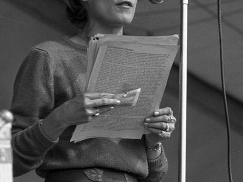 Nach ihrem SPD-Austritt 1979, gehört Petra Kelly wenig später zu den Gründungsmitgliedern der Partei „Die Grünen“; Aufnahme 12. September 1982