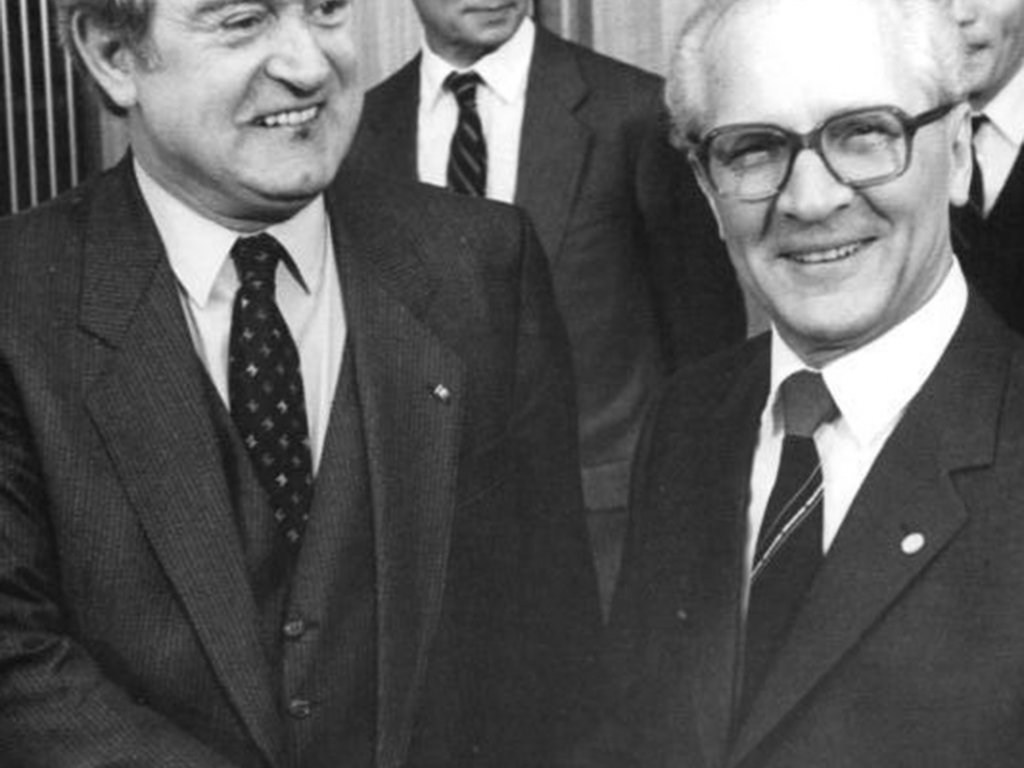 Johannes Rau, Ministerpräsident von Nordrhein-Westfalen, bei einem Besuch in der DDR mit Erich Honecker; Aufnahme 11. Januar 1985 Johannes Rau, Ministerpräsident von Nordrhein-Westfalen, bei einem Besuch in der DDR mit Erich Honecker; Aufnahme 11. Januar 1985