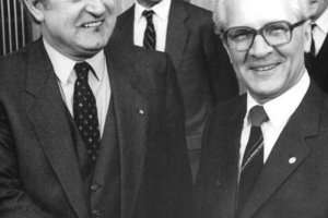Johannes Rau, Ministerpräsident von Nordrhein-Westfalen, bei einem Besuch in der DDR mit Erich Honecker; Aufnahme 11. Januar 1985