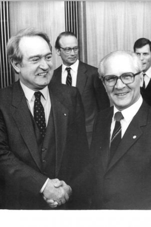Johannes Rau, Ministerpräsident von Nordrhein-Westfalen, bei einem Besuch in der DDR mit Erich Honecker; Aufnahme 11. Januar 1985