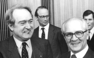 Johannes Rau, Ministerpräsident von Nordrhein-Westfalen, bei einem Besuch in der DDR mit Erich Honecker; Aufnahme 11. Januar 1985