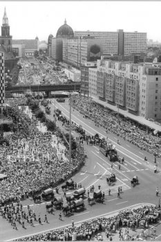 Großer Festumzug in Ost-Berlin zum 750-jährigen Bestehen Berlins; Aufnahme 4. Juli 1987