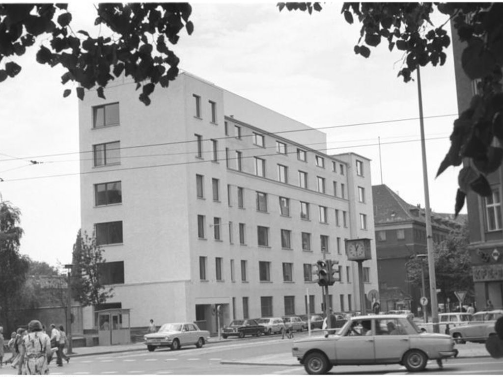Blick auf das Gebäude der Ständigen Vertretung der Bundesrepublik in der DDR in der Hannoverschen Straße in Ost-Berlin; Aufnahme 25. Juni 1974  Blick auf das Gebäude der Ständigen Vertretung der Bundesrepublik in der DDR in der Hannoverschen Straße in Ost-Berlin; Aufnahme 25. Juni 1974