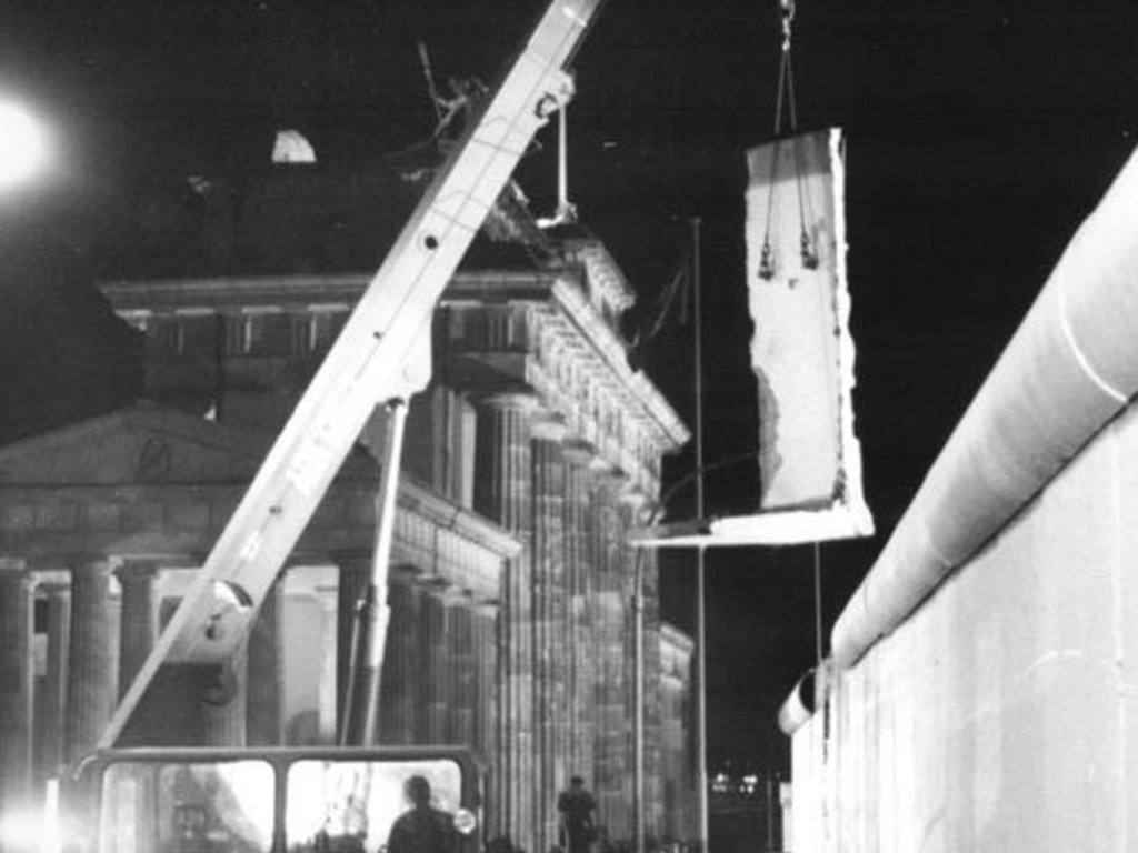 Brandenburger Tor. in der Nacht zum 22. Dezember beginnen die Bauarbeiten zur Eröffnung der Grenzübergangsstelle; Aufnahme 22. Dezember 1989