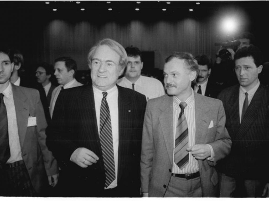 Erst nach der Volkskammerwahl wird bekannt, dass Ibrahim Böhme (3 v. l.) Inoffizieller Mitarbeiter der Stasi war; Aufnahme 13. März 1990