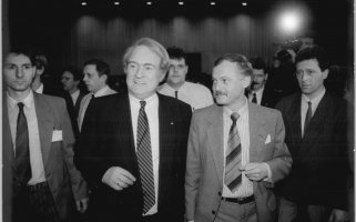 Erst nach der Volkskammerwahl wird bekannt, dass Ibrahim Böhme (3 v. l.) Inoffizieller Mitarbeiter der Stasi war; Aufnahme 13. März 1990